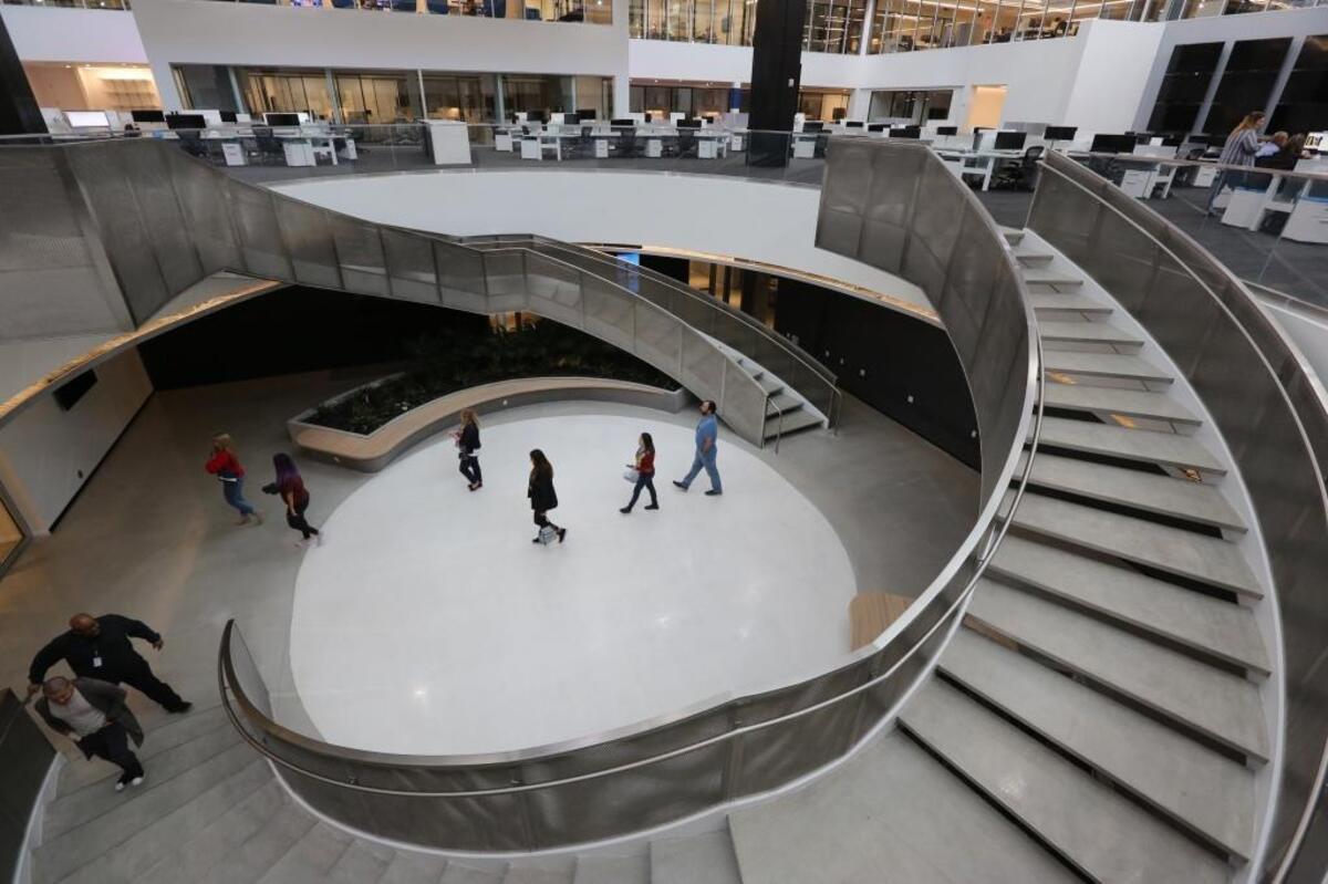 Esta escalera lleva a la sala de redacción en el segundo piso de la nueva sede de Telemundo, que se inaugura el lunes 9 de abril.