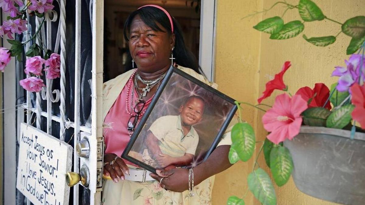 Della Wright con un retrato de su hijo, Jerome Wright, cuando era niño, en su casa en Miami. La mujer estuvo batallando con la enfermedad mental de su hijo durante muchos años, hasta que las autoridades encontraron el cadáver descompuesto de su novia en un closet de la casa.