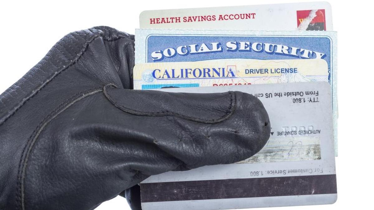 
Los criminales están a la caza de estos datos personales para robar dinero de las cuentas personales y de las tiendas donde compran.
