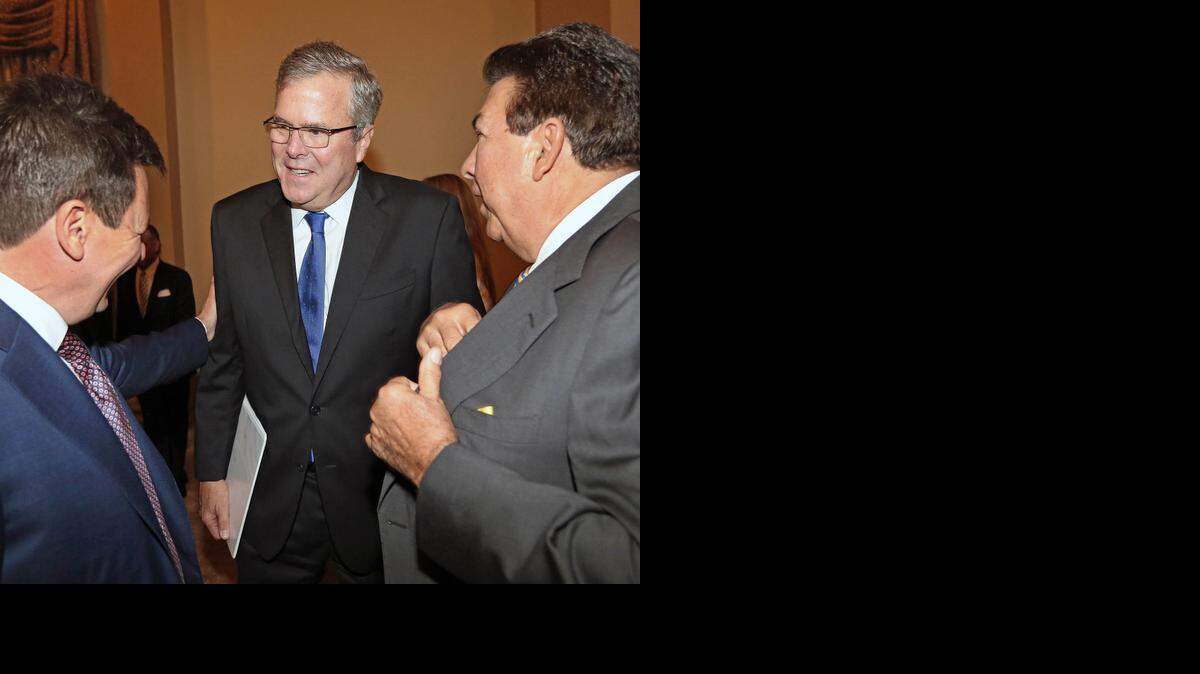 
Jeb Bush habla con varios invitados durante el onceno almuerzo anual del U.S. Cuba Democracy PAC, en el Hotel Biltmore el pasado 2 de diciembre.



