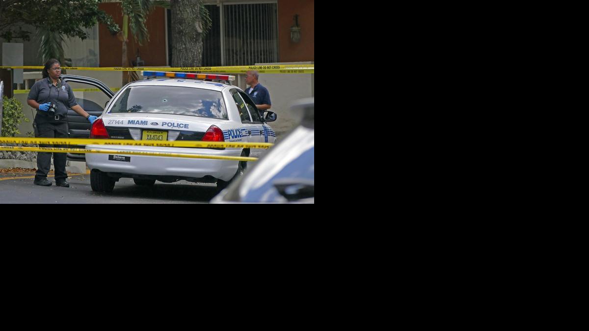 
Investigadores examinan uno de los autos patrulleros involucrados en los tiroteos ocurridos el martes en varias zonas del condado Miami-Dade.


