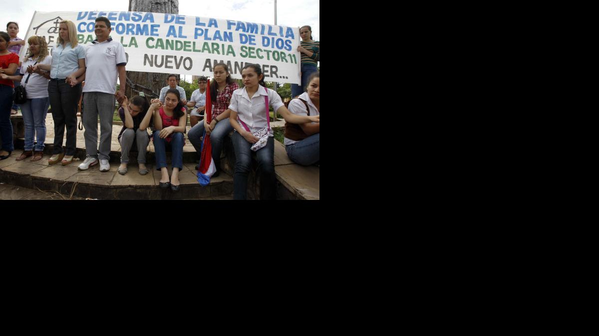 
Un grupo de religiosos se manifiesta frente a la sede del Congreso el jueves 13 de octubre, en Asunción, Paraguay. El Senado paraguayo abordó el jueves un proyecto de ley contra la discriminación defendido por organizaciones de derechos humanos y rechazado por movimientos religiosos conservadores, que dicen que favorece a los homosexuales.
