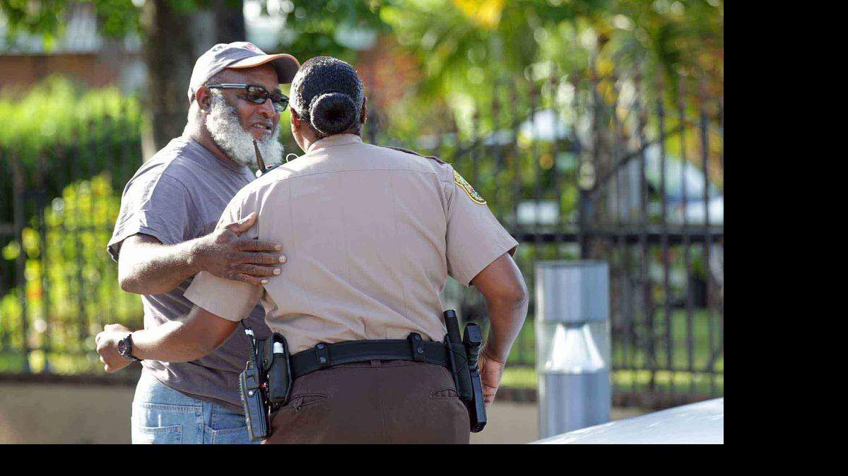 La policía estaba investigando el hecho ocurrido en la cuadra 700 de South Biscayne River Drive como un posible suicidio.