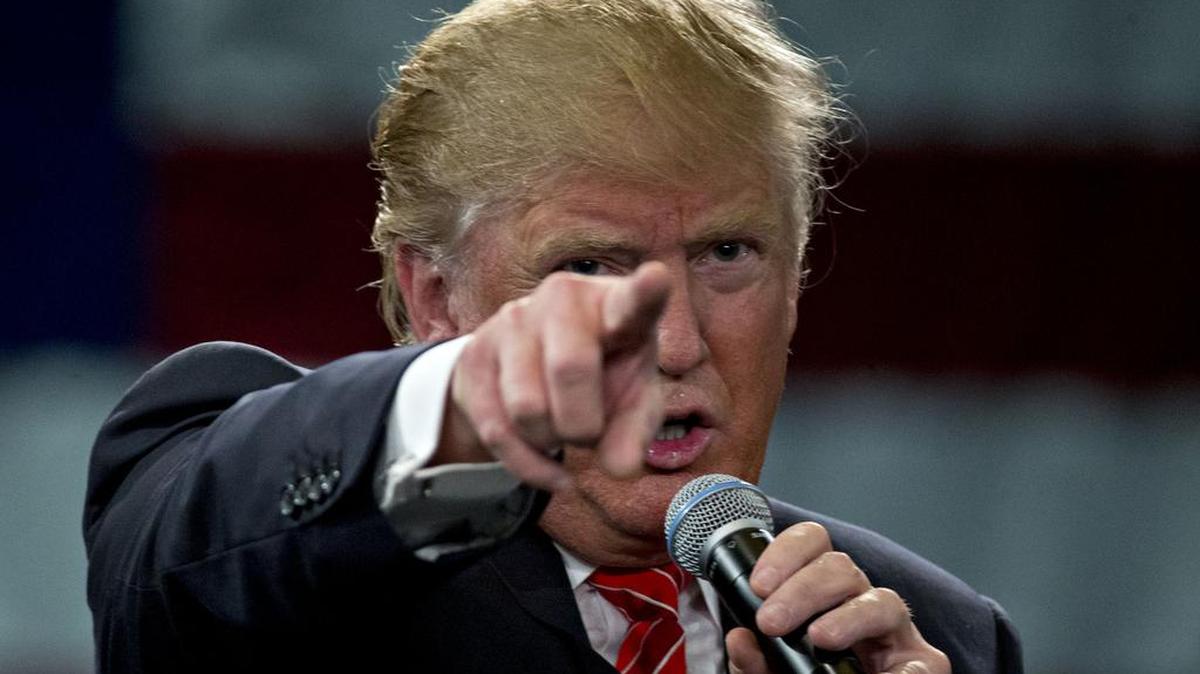 Donald Trump, el favorito en la carrera por la candidatura republicana a la Casa Blanca, reiteró este lunes en un acto en Florida que construirá un muro para separar a EEUU de México, mientras en el exterior un grupo de personas protestaba con carteles que pedían no incitar al odio.
