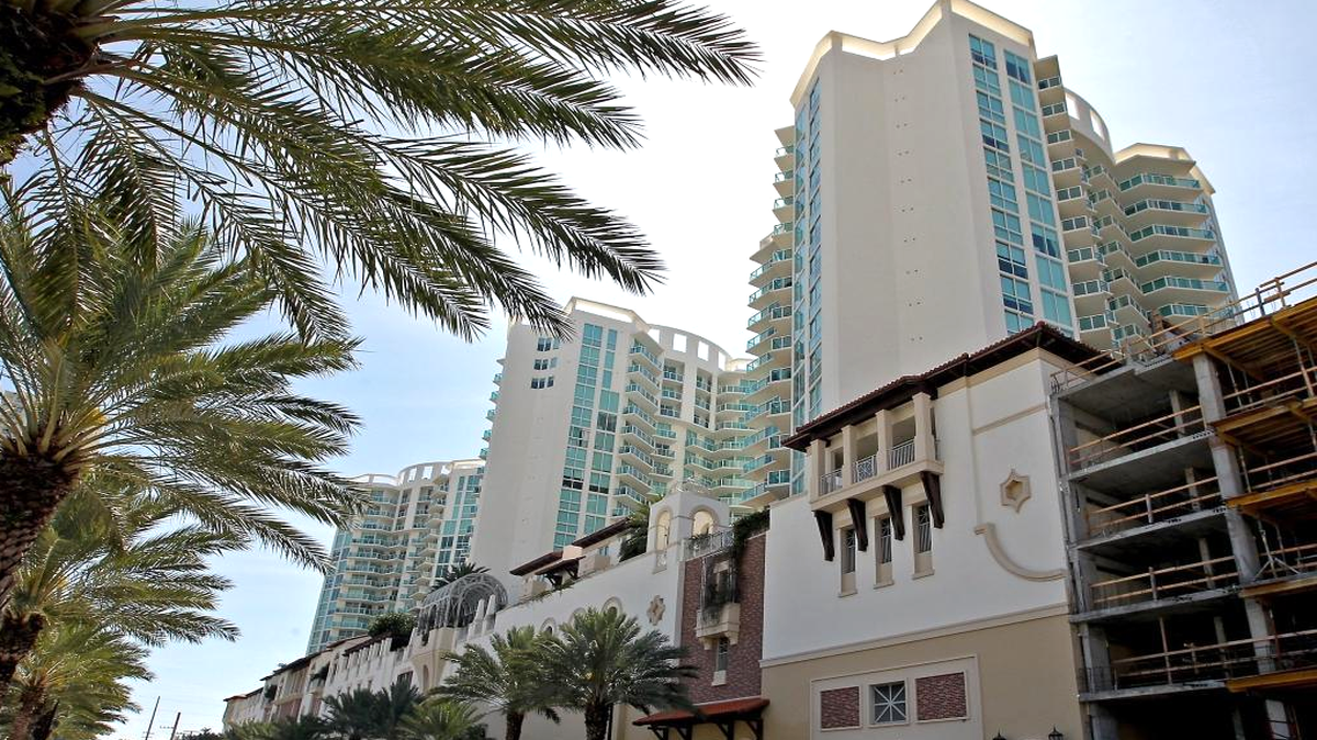Marcelo Calvo Galindo, ejecutivo de una universidad brasileña que enfrenta cargos por evasión fiscal, pagó $2.7 millones por dos unidades, incluyendo un penthouse, en el St. Tropez en Sunny Isles Beach.