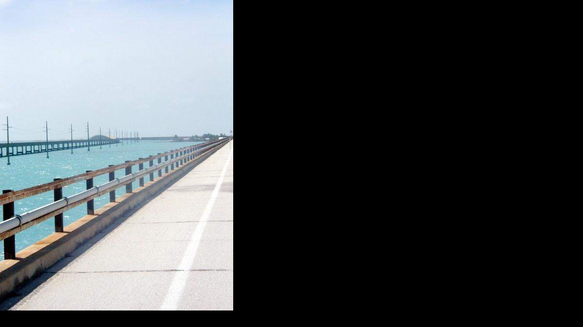 
Foto de archivo tomada el 30 de noviembre de 2002 del viejo puente de las Siete Millas (izq.) desde el nuevo puente que une el sur de Florida con la isla Cayo Hueso.
