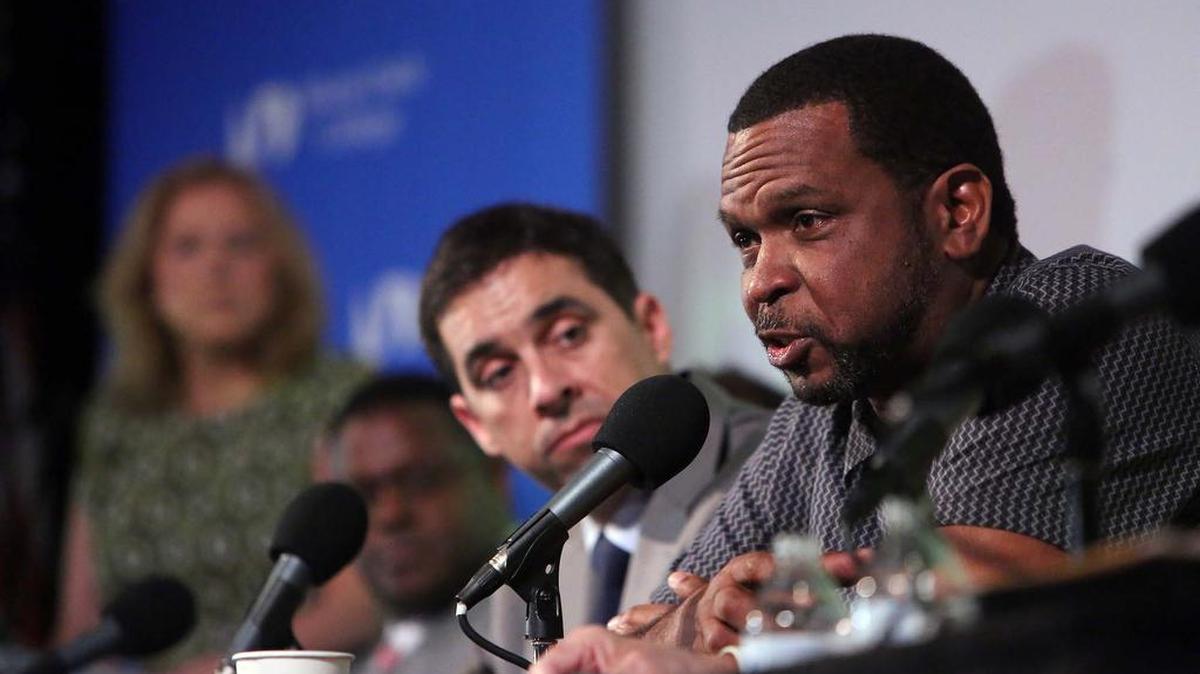 “A nadie le enorgullece que Miami esté ganando notoriedad [por la violencia] como si fuera Detroit o Chicago”, dijo el activista local Luther “Uncle Luke” Campbell (der.), durante la conferencia “Objetivos si, armas no”, celebrada este martes 7 de abril en el Teatro Tower de La Pequeña Habana.