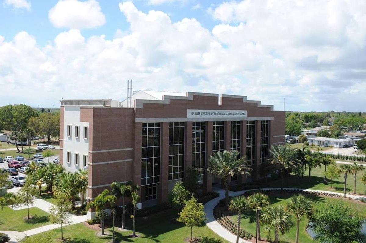 Imagen aérea del edificio de Ciencias e Ingeniería de la Florida Institute of Technology.