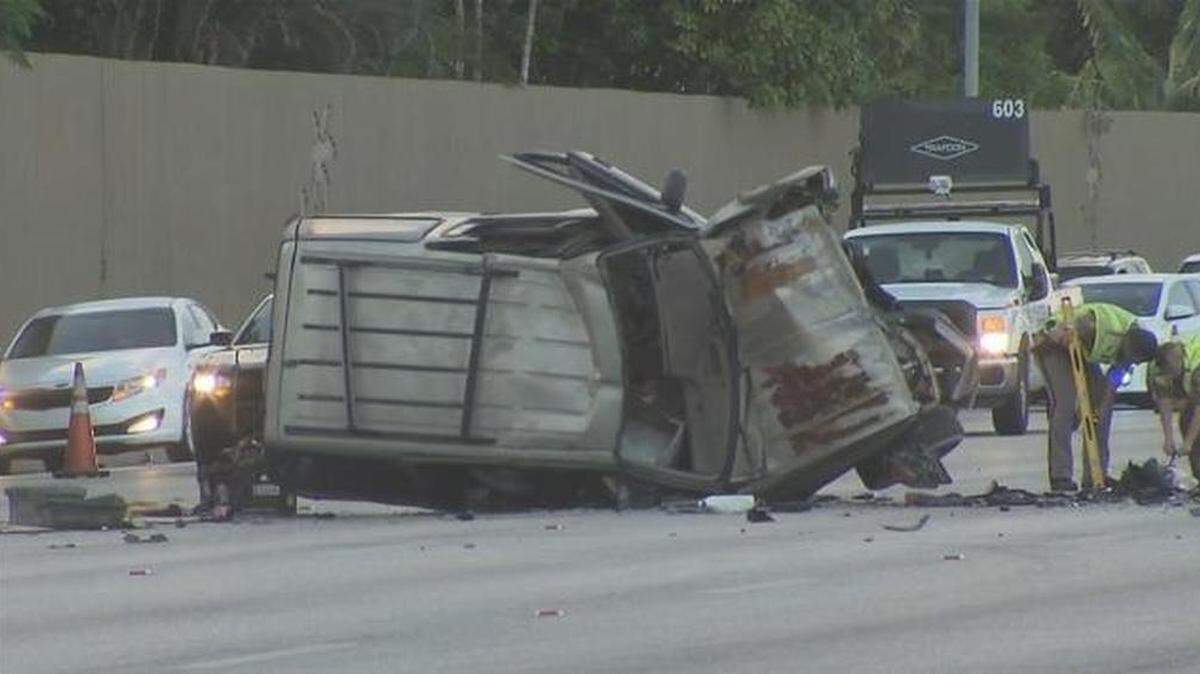 El sedán chocó contra una camioneta que luego se volcó. El conductor del sedán fue trasladado al hospital Kendall Regional Medical Center con heridas graves, según indicó Indiana Villalonga, vocera de la agencia estatal.