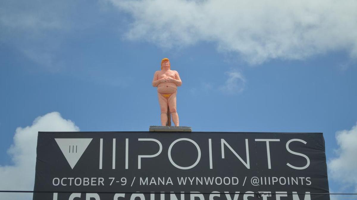 Una estatua de Donald Trump desnudo apareció encima de una valla publicitaria en Wynwood el 14 de septiembre.