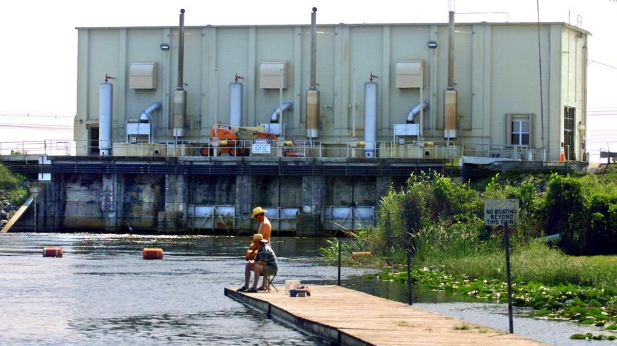 
Dos hombres pescan desde un muelle en el Condado Broward en las cercanías de la masiva estación de bombeo que opera South Florida Water Management District, el más grande del estado que sirve a 16 condados.
