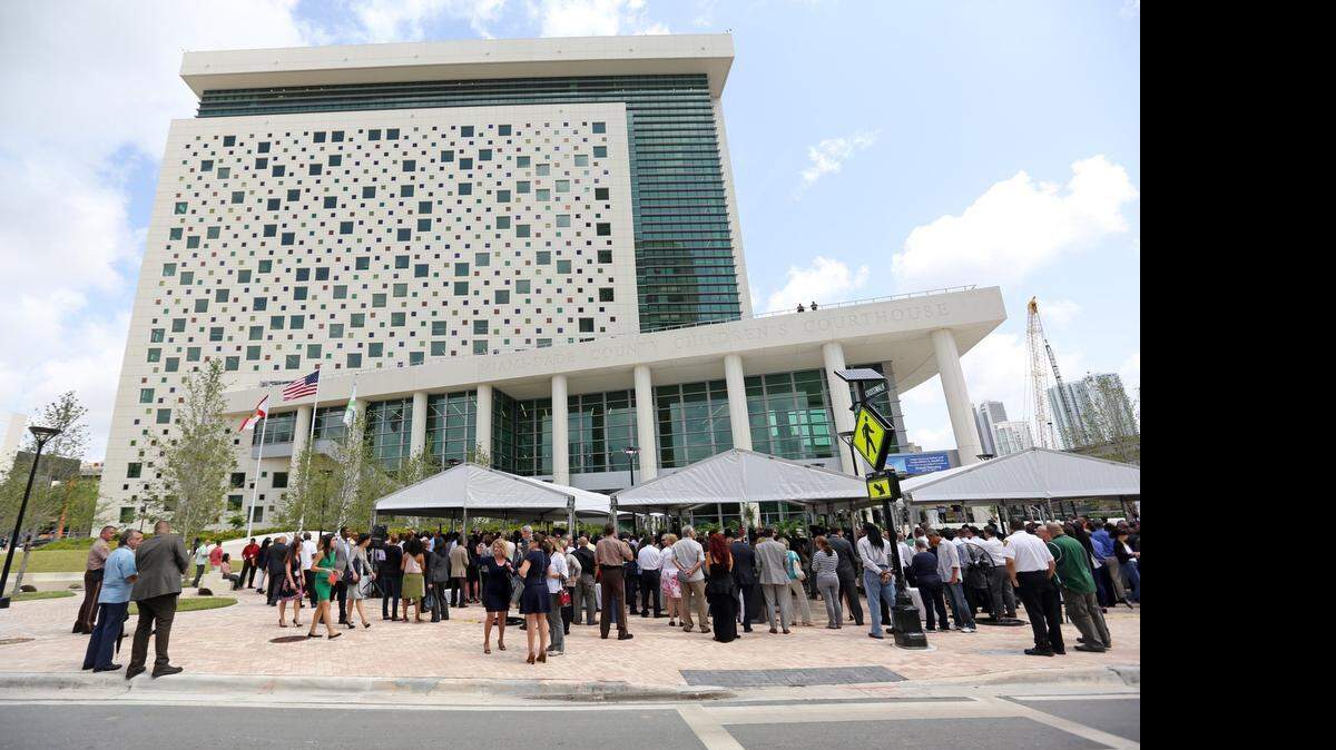 
El nuevo edificio de la Corte juvenil de Miami-Dade, que recibe el nombre de Judge Seymour Gelber and Judge William E. Gladstone se inauguró el viernes en el 155 N.W. de la 3ra calle de Miami.
