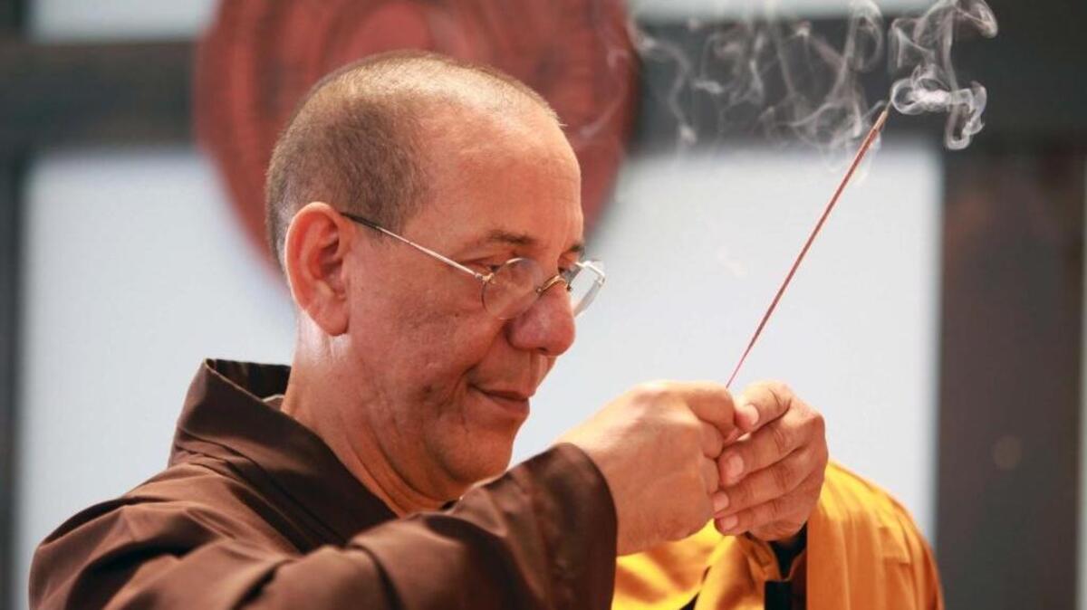 El monje budista Noble Silencio durante uno de sus momentos de meditacion. En los últimos años el número de latinos budistas se ha duplicado en Estados Unidos.