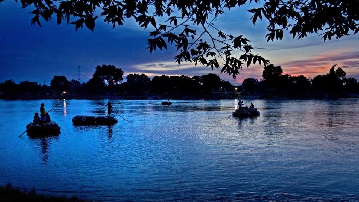 El río Suchiate, que delimita la frontera entre Guatemala y México, estaba siendo usado por cientos de cubanos que se dirigían a Estados Unidos antes de que países de América Central cerraran sus fronteras a los isleños. Cruzaban durante la noche en balsas pagando $2 por persona.