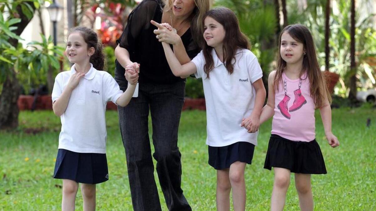 Alexa Schwartz camina con su madre Randi Schwartz, quien sostiene de las manos a sus otras dos hijas Sydney y Morgan. La Florida recibió una calificación “D” por no haber establecido políticas en los centros de trabajo que respalden a los nuevos padres,