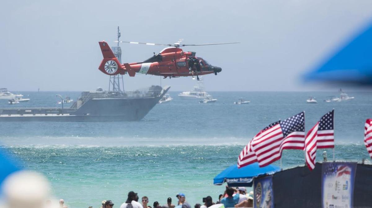 El guardacostas de los Estados Unidos HH-65 Dolphin hace una demostración de cómo es un rescate en el océano. La simulación es parte del show aéreo del Memorial Day en Miami Beach, el sábado 27 de mayo de 2017.