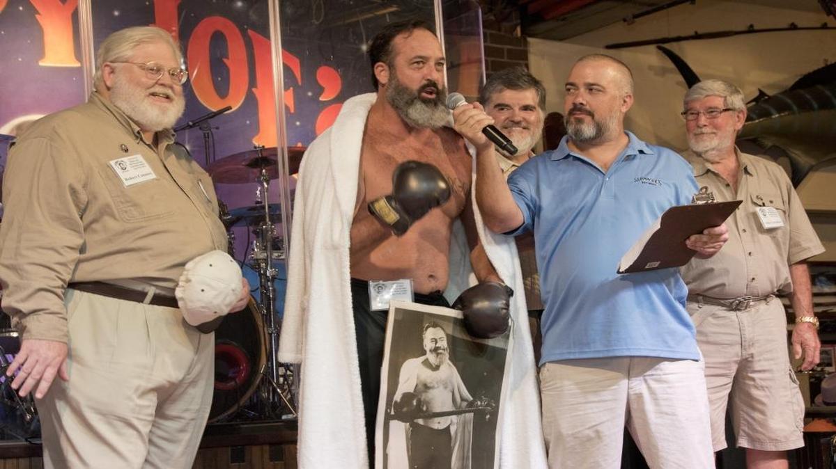 Fotografía cedida que muestra a Matt Collins (c) emulando a Ernest Hemingway vestido de boxeador en el concurso de personas parecidas a "Papa" Hemingway el jueves, 22 de julio de 2016, en el famoso Sloppy Joe's de Cayo Hueso, Florida (EE.UU.).