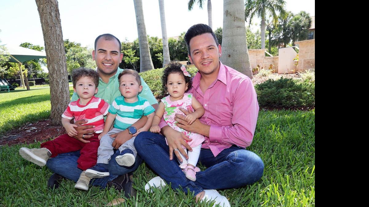 
La pareja Antonio Torrealba (izq.) y Jhonnie García con sus trillizos de 18 meses, desde la izq. Ludovico, Octavio y Alfonsina, el viernes. 

