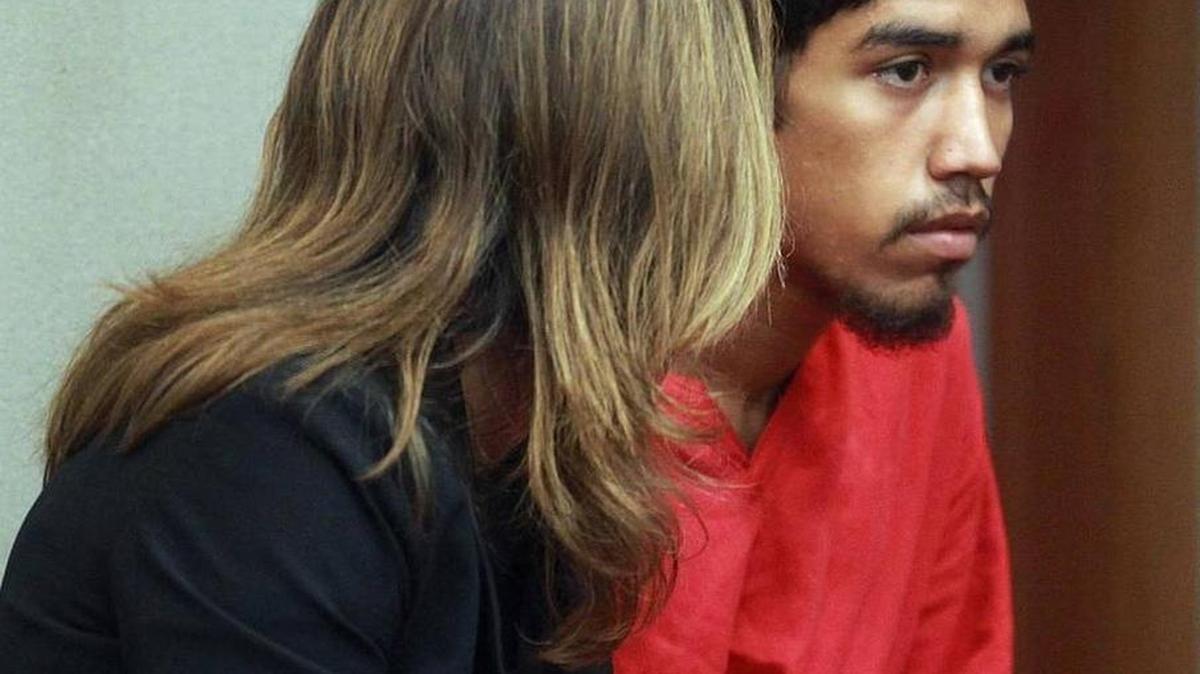 Kaheem Arbelo (der.), durante una audiencia en el tribunal en agosto del 2015 acompañado por su abogada Kellie Peterson.