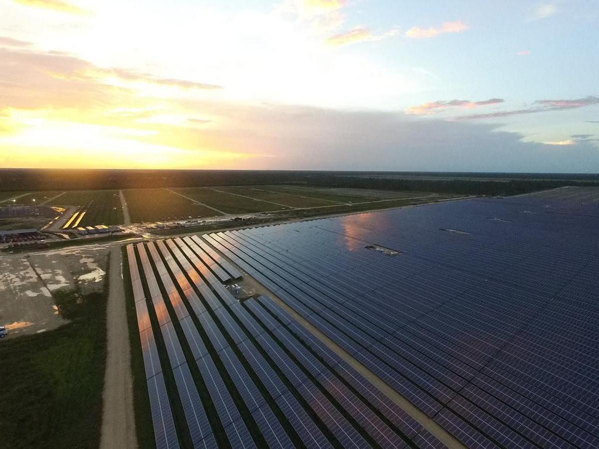 La ciudad estará alimentada por 343,000 paneles solares alineados en 350 acres dentro del área.