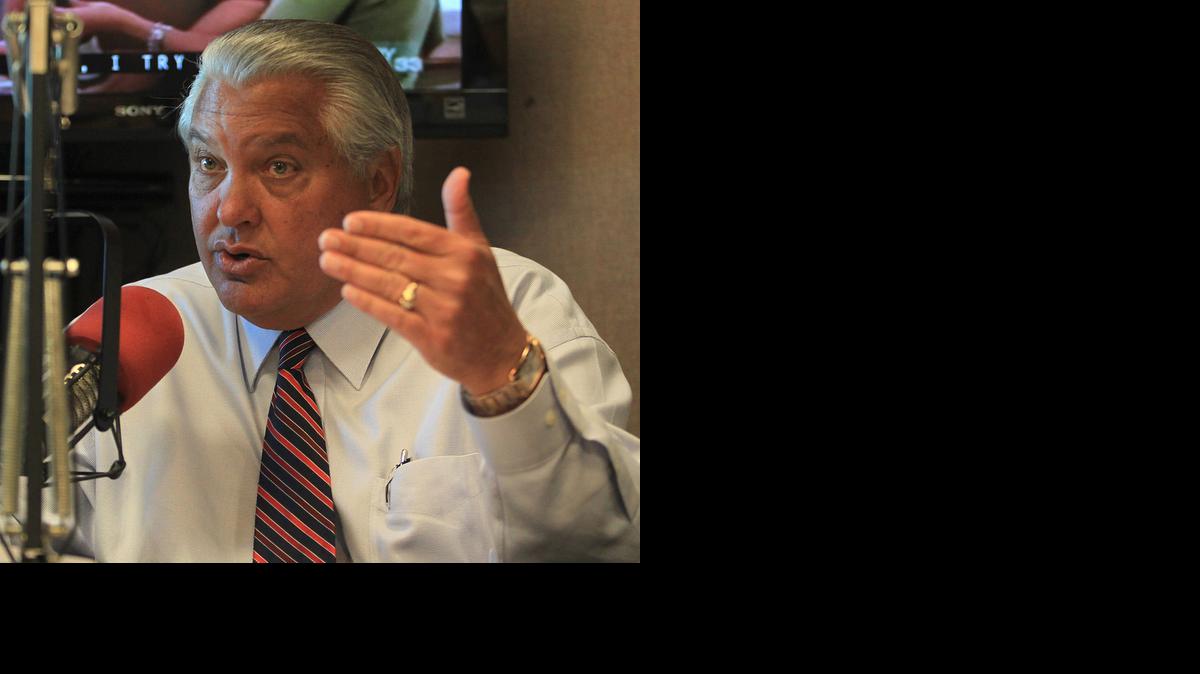 
El ex alcalde de Hialeah, Raúl Martínez, consideró que la administración de Hernández estaría violando las leyes laborales de la Florida al pretender desconocer un contrato firmado con el gremio policial tras un largo proceso de negociación. 
