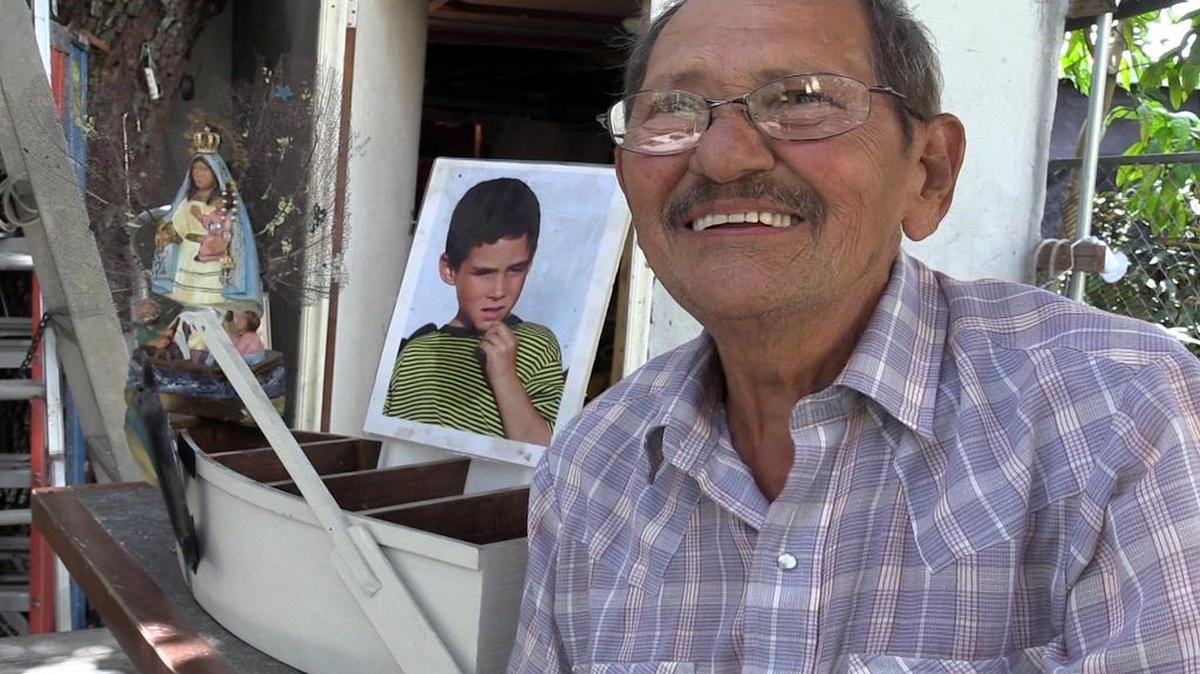 Delfín González, tío abuelo del niño Elián González habla en el patio de la casa donde vivía el niño en la Pequeña Habana, el 18 de Mayo de 2015.