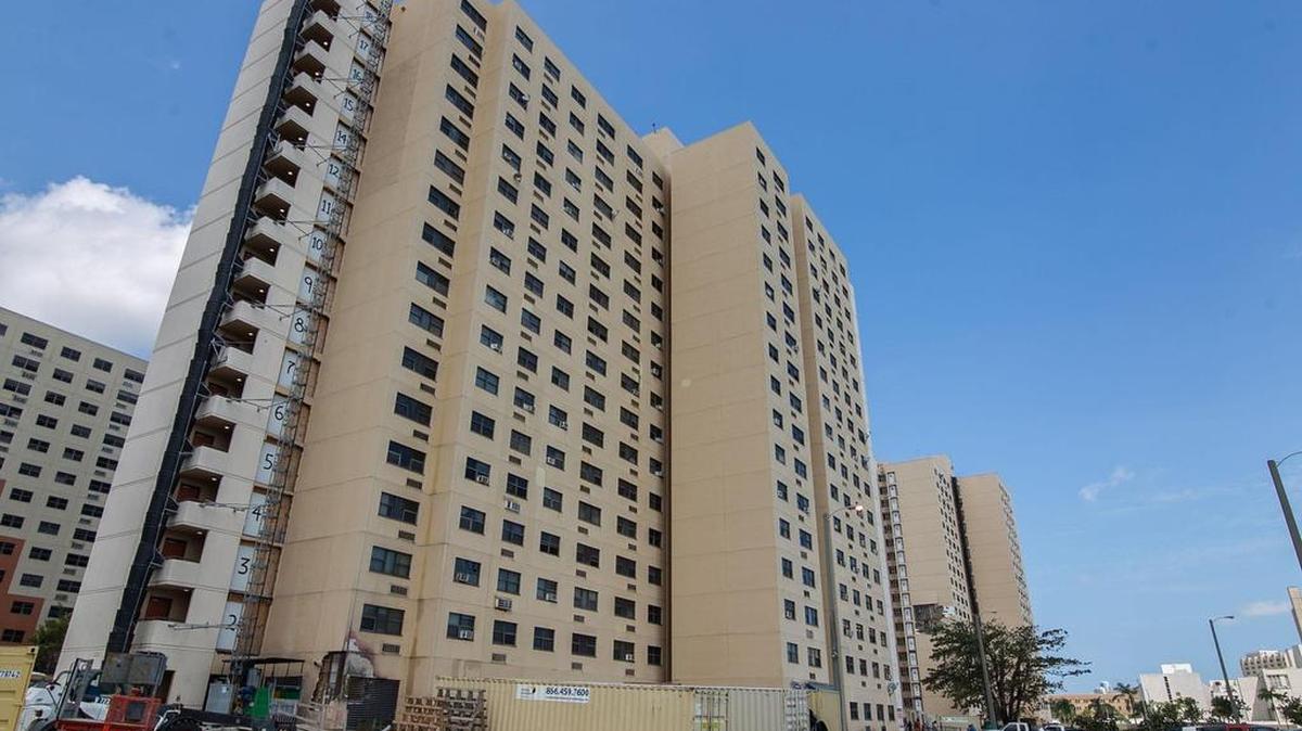 Un grupo de 120 inquilinos de las torres Civic Towers, en Allapattah, fueron evacuados de sus viviendas antes de la llegada del huracán Irma a la Florida.