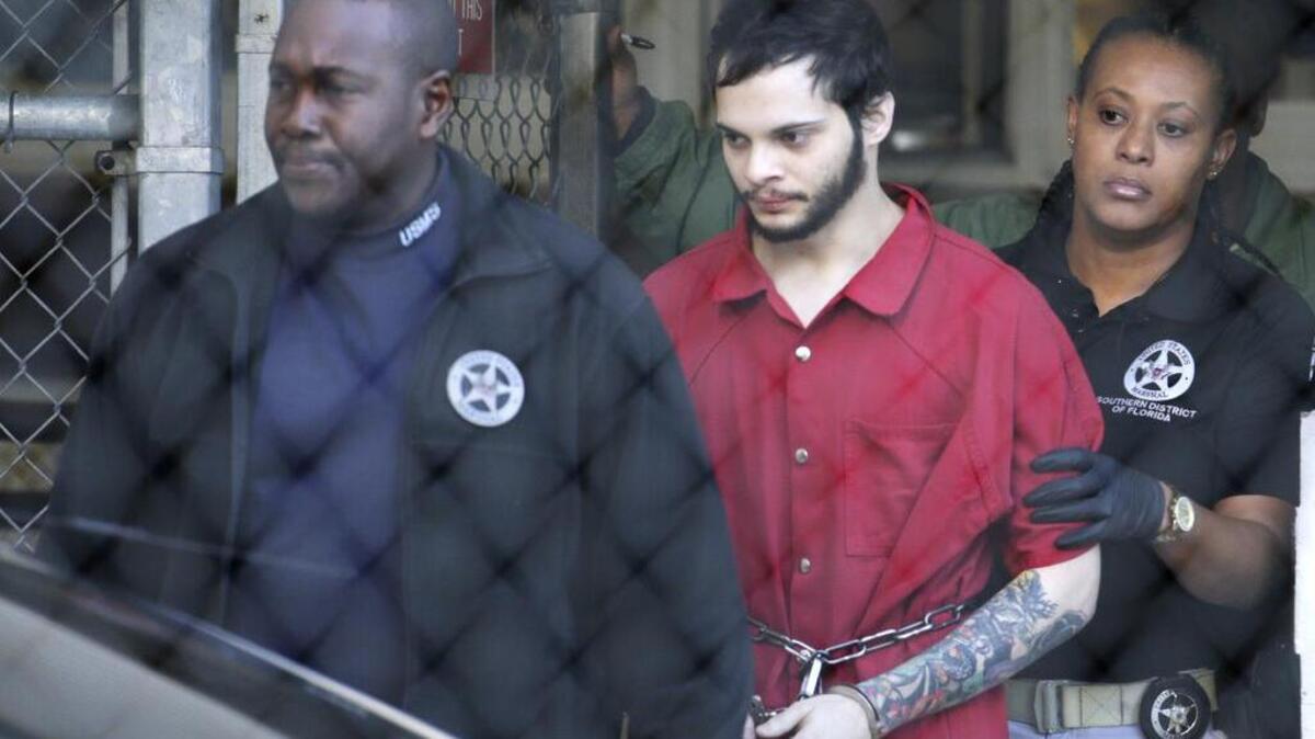 Esteban Santiago es trasladado de la cárcel del condado de Broward para una comparecencia en una corte federal en Fort Lauderdale, Florida, el 30 de enero de 2017.