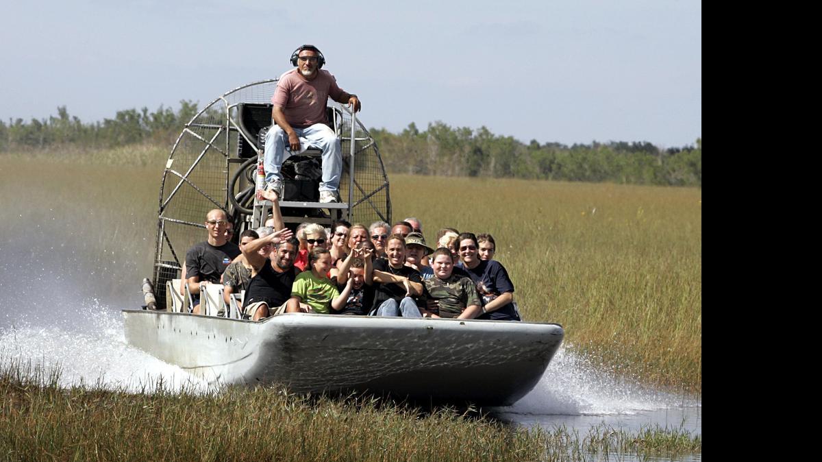
Un grupo de visitantes disfrutan de un paseo en aerobote durante su visita al Everglades Alligator Farm en Homestead. Con el Pase de Aventuras se puede visitar esta atracción las veces que se desee.
