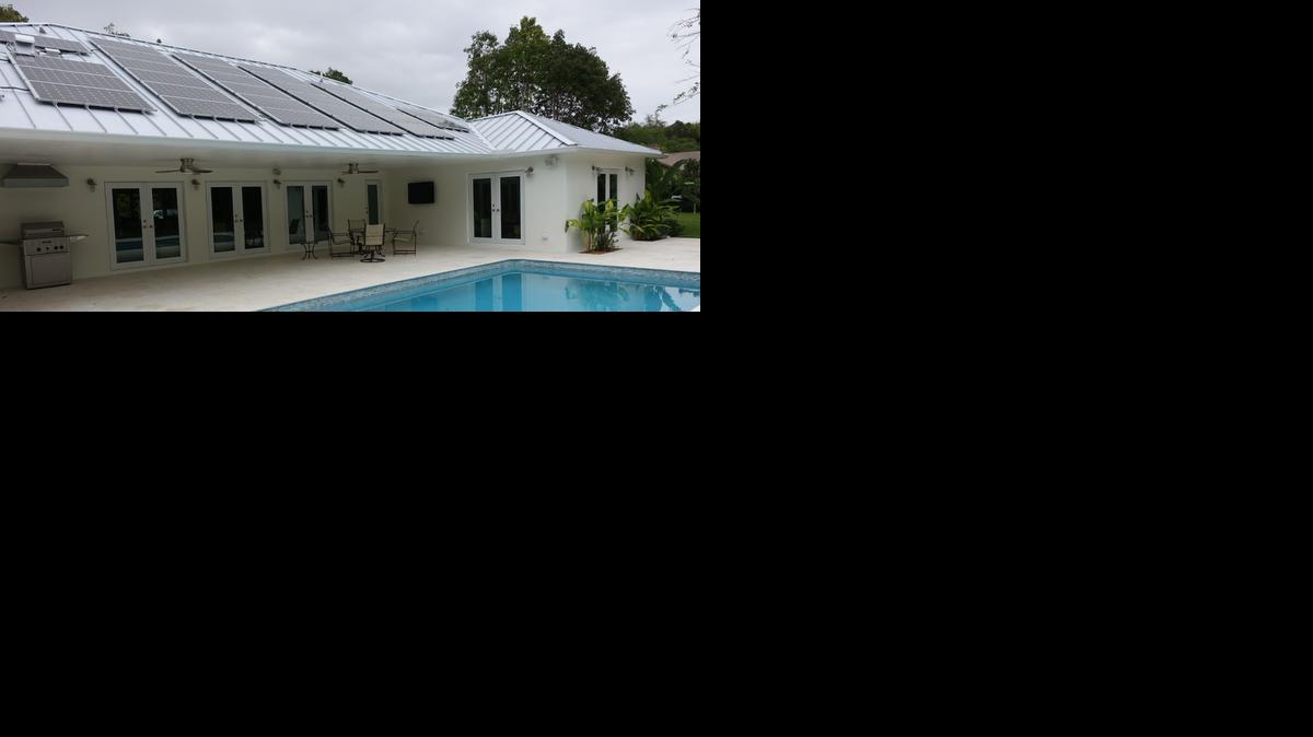 
La casa de Marcos Heise en Pinecrest, Florida, el 20 de febrero de 2015. Heise pagó $40,000 - $28,000 después de exenciones de impuestos - para tener paneles solares instalados en su casa, diciendo “sin duda vale la pena". Florida es ampliamente conocido como el estado del sol, pero cuando se trata de aprovechar la energía solar, una gran cantidad de clientes encuentran que simplemente no vale la pena porque la electricidad ya es barata y hay pocos incentivos para hacer el cambio a partir de combustibles fósiles.
