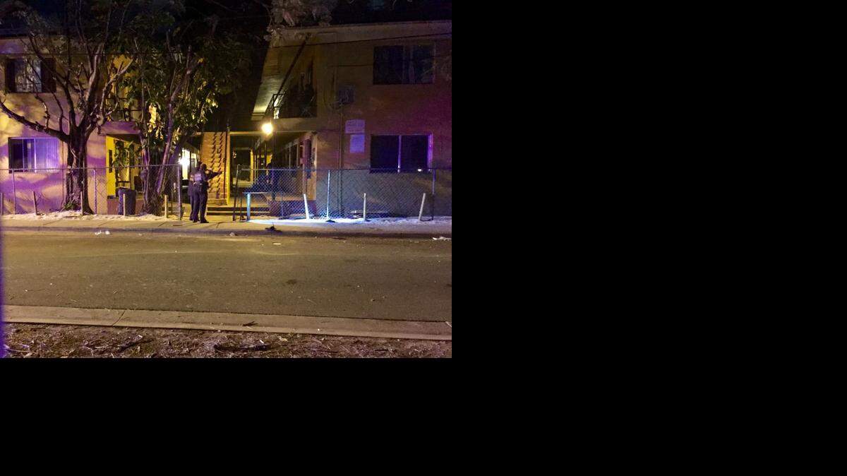 
A cinco hombres les dispararon desde una camioneta negra mientras estaban parados afuera de un edificio en Overtown. 

