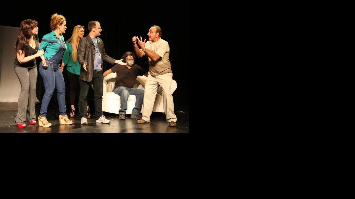 
Jackie Arredondo, Carmen Daisy, Mayi Martínez, Mauricio Rentería, Polito Fernández y Enriquito Arredondo en el ensayo de la comedia ‘Una mujer para dos hombres’, que se presentará en el Teatro Trail.
