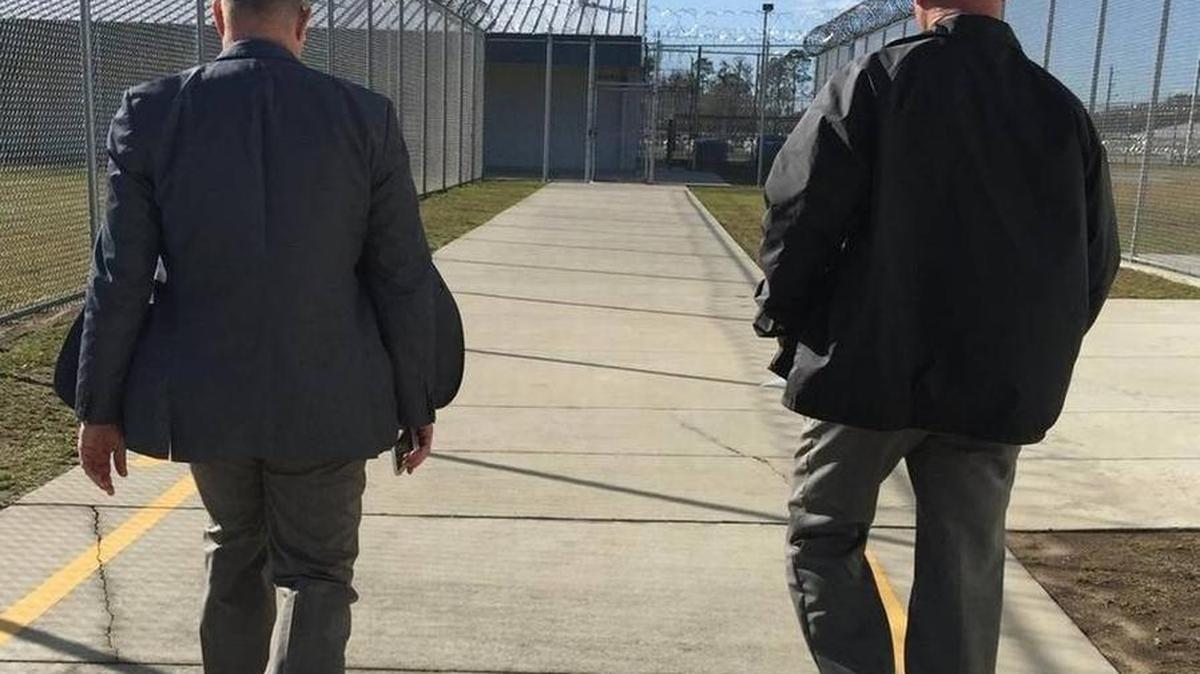 El representante estatal David Richardson (izq.), demócrata por Miami Beach, camina con Thomas Reid, ex alcaide de la Prisión Suwannee, en una de muchas inspecciones no anunciadas de Richardson a prisiones de la Florida.