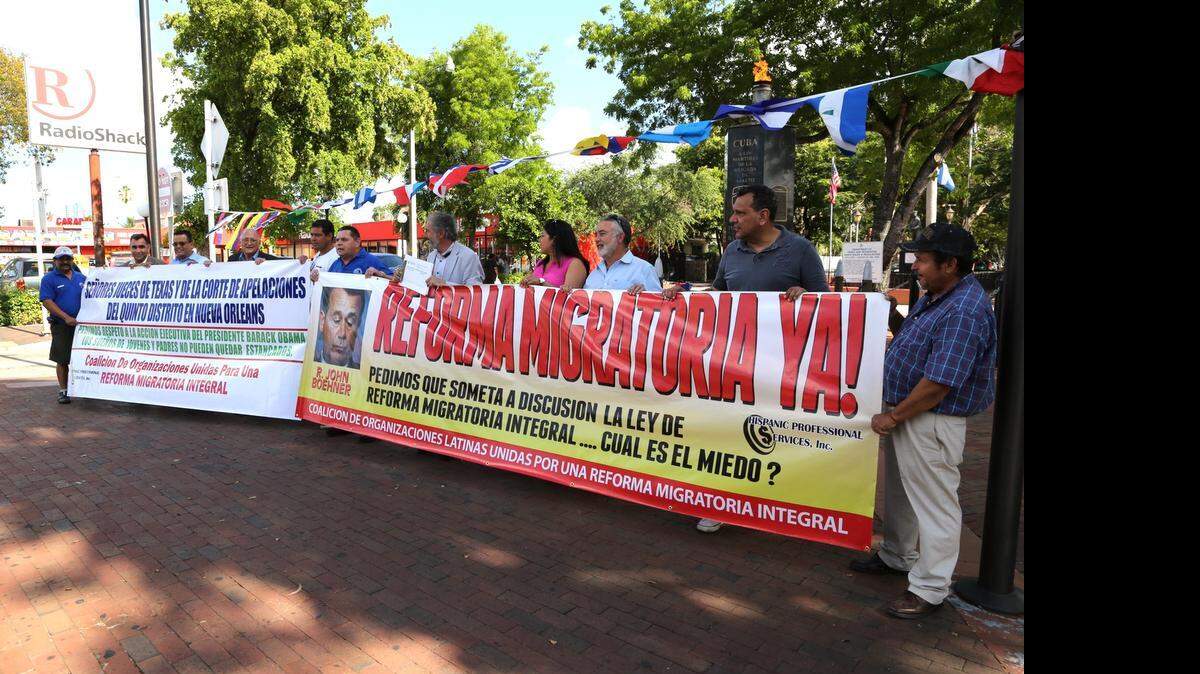 
Una manifestación de activistas que defienden los derechos de los inmigrantes tuvo lugar este jueves, ante el monumento de Bahía de Cochinos en La Pequeña Habana, para pedir a favor de la reforma migratora, la acción ejecutiva del presidente Barack Obama y licencias de manejar para los indocumentados en Florida.
