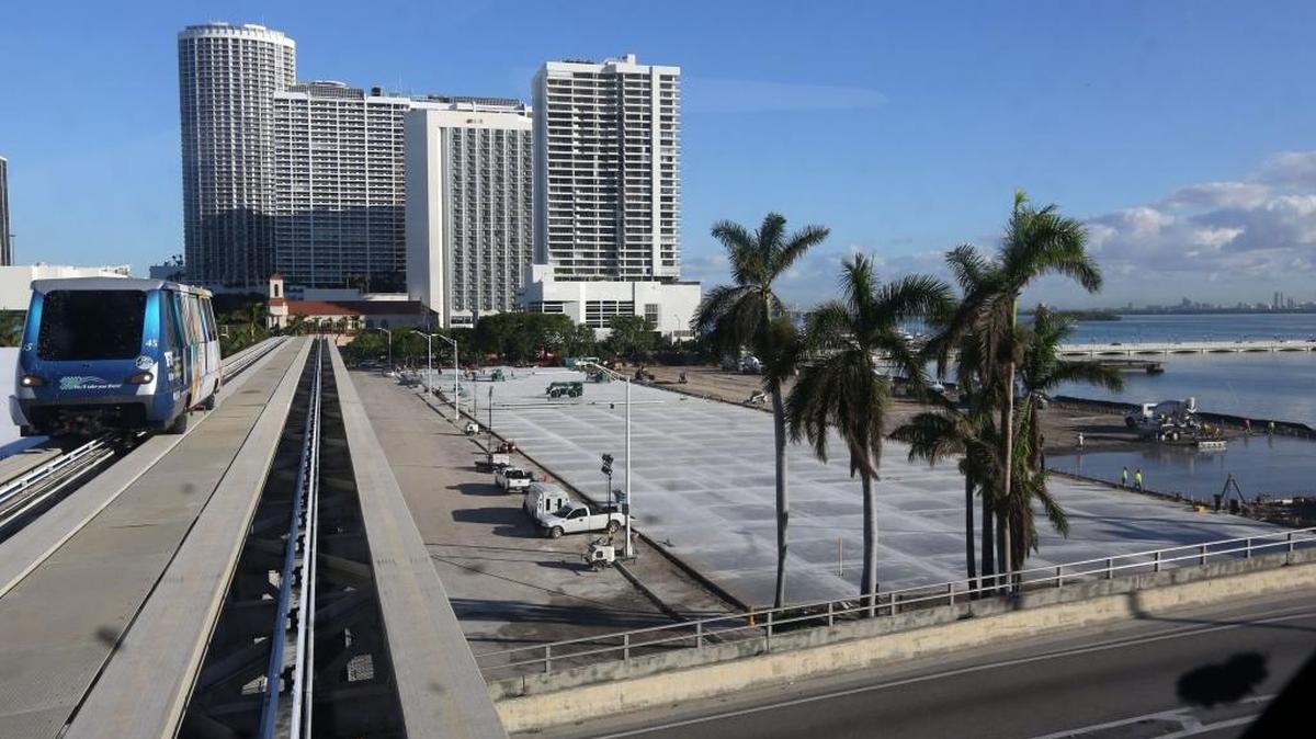 Art Miami hace las preparaciones para su nuevo local en los antiguos predios del edificio del Miami Herald frente a la bahía de Biscayne en Miami.