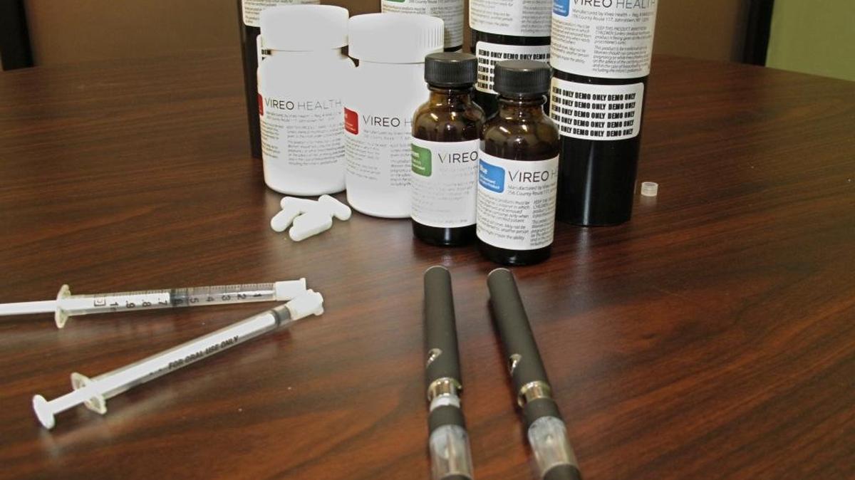 Medicamentos con marihuana son mostrados en un dispensario en Nueva York. En Florida se autorizó la marihuana para uso medicinal con alto contenido de tetrahidrocannabinol.