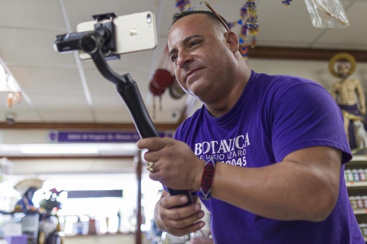 Nelson Hernández, de 42 años, graba un show de Facebook Live de Alina Rubi, en el salón principal de El Viejo Lazaro, en la calle Flagler.