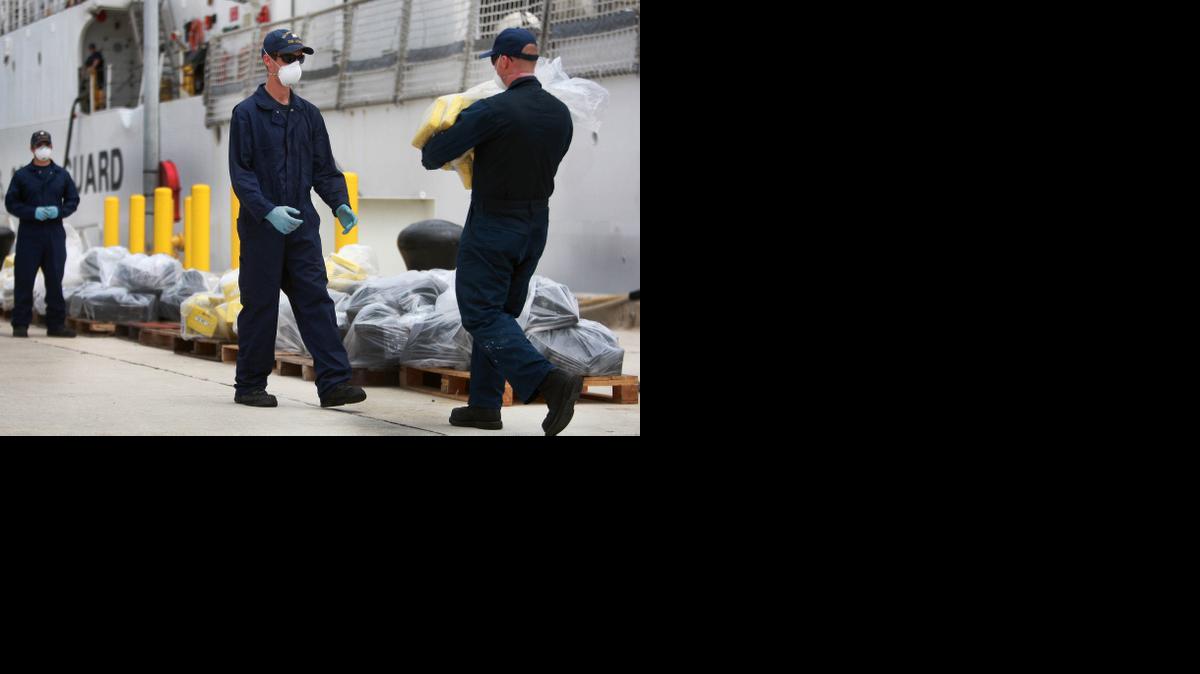 
Oficiales del Servicio Guardacostas descargan paquetas de cocaína el 4 de septiembre en la base en Miami Beach. En dos operaciones una en el Caribe y la otra en las costas de Panamá, el guardacosta de EEUU confiscó más de 2,800 kilos de cocaína, con un valor de mas de $93 millones.



