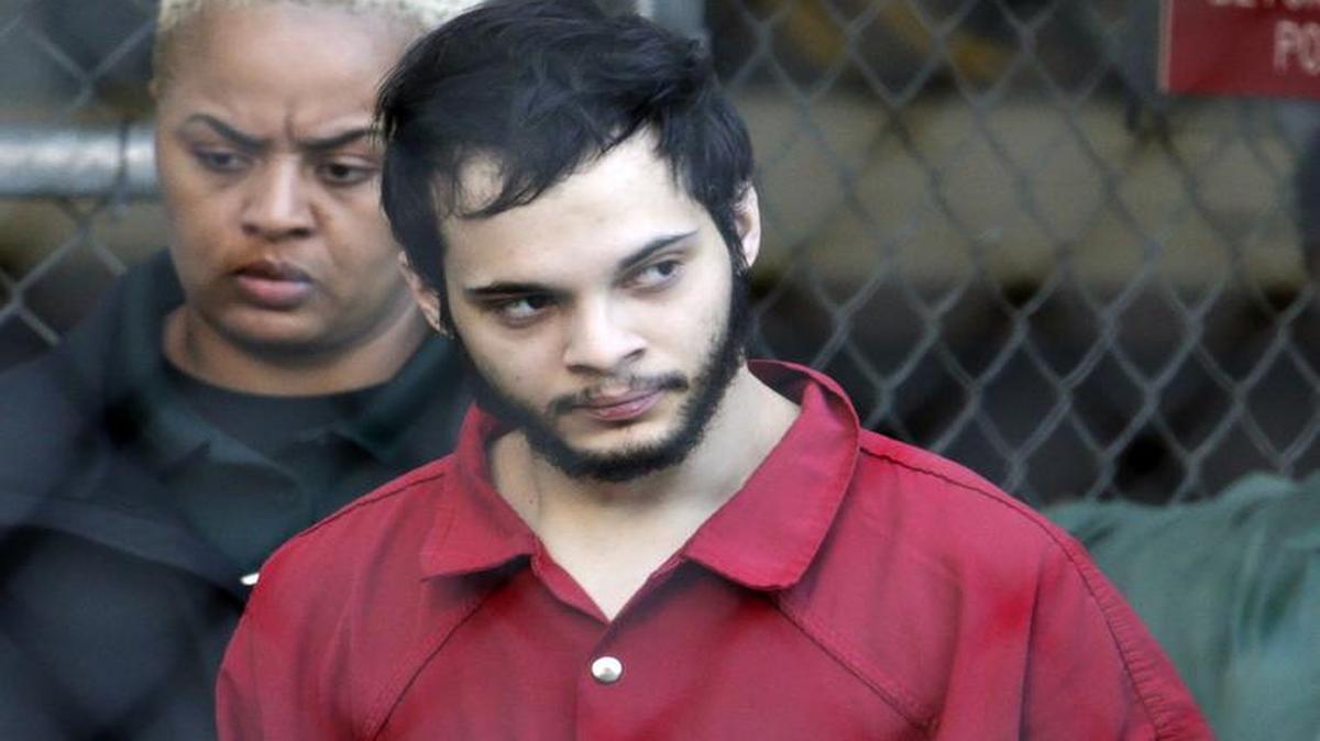 Esteban Santiago es conducido desde la cárcel del condado de Broward para una comparecencia en una corte federal, en Fort Lauderdale, Florida, el 30 de enero del 2017.
