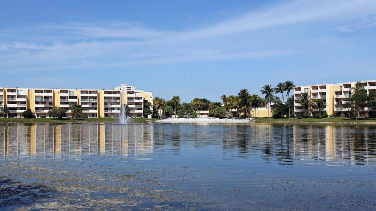 Entre los cambios a la ley de condominios se establece que miembros de juntas o compañías administradoras no podrán comprar una unidad en ejecución de hipoteca, si la ejecución es resultado de un gravamen (lien) impuesto por la asociación por pagos atrasados.