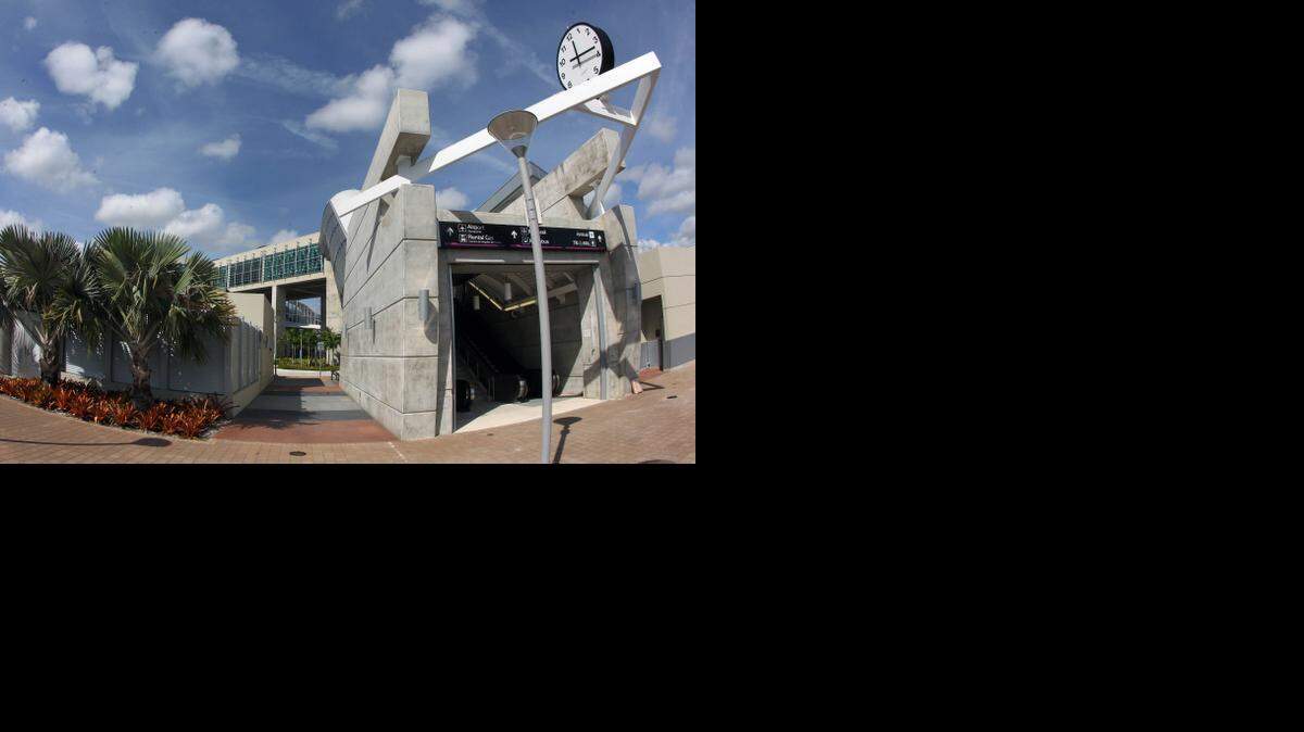 
El flamante nudo de transporte de Miami ddebió estar operando desde el otoño del 2014, pero varios inconvenientes retrasan su apertura ahora prevista para el 2016.
