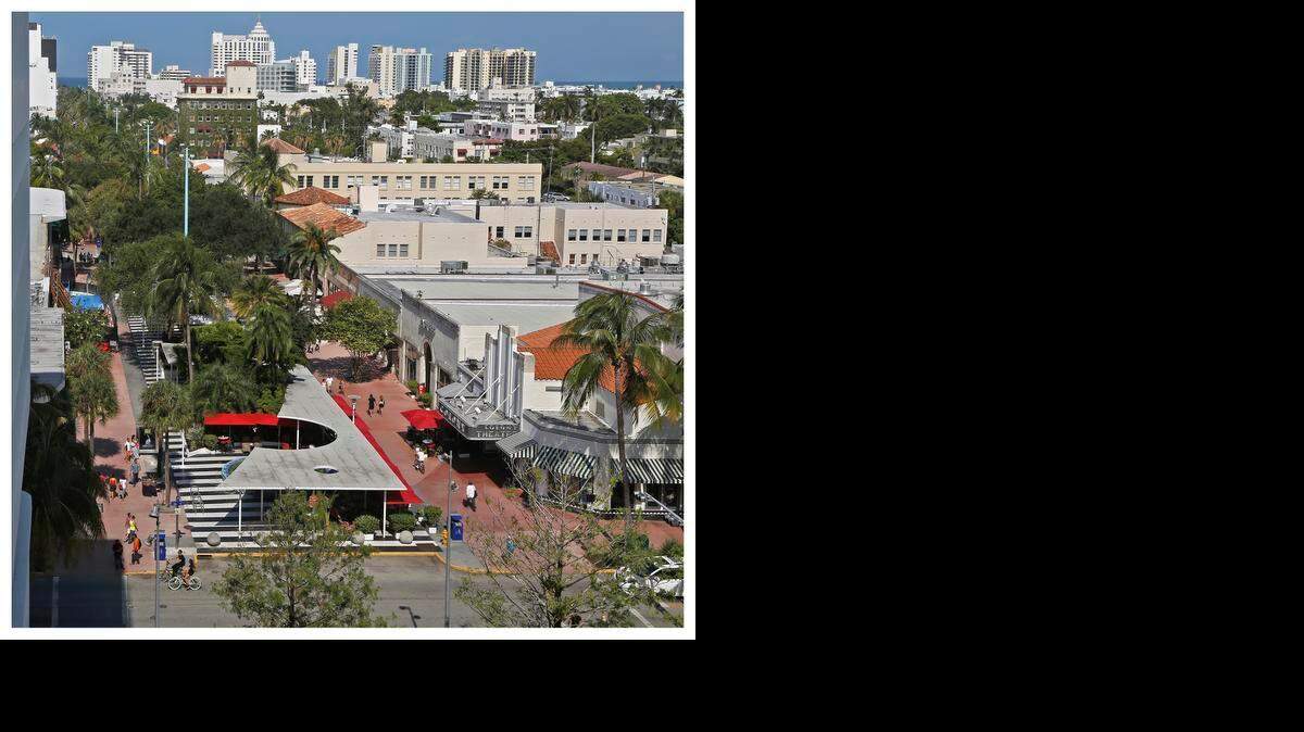 
Lincoln Road, que hoy tiene una variedad de restaurantes y tiendas, comenzó a despegar al convertirse en refugio de artistas que la eligieron para establecer su taller.
