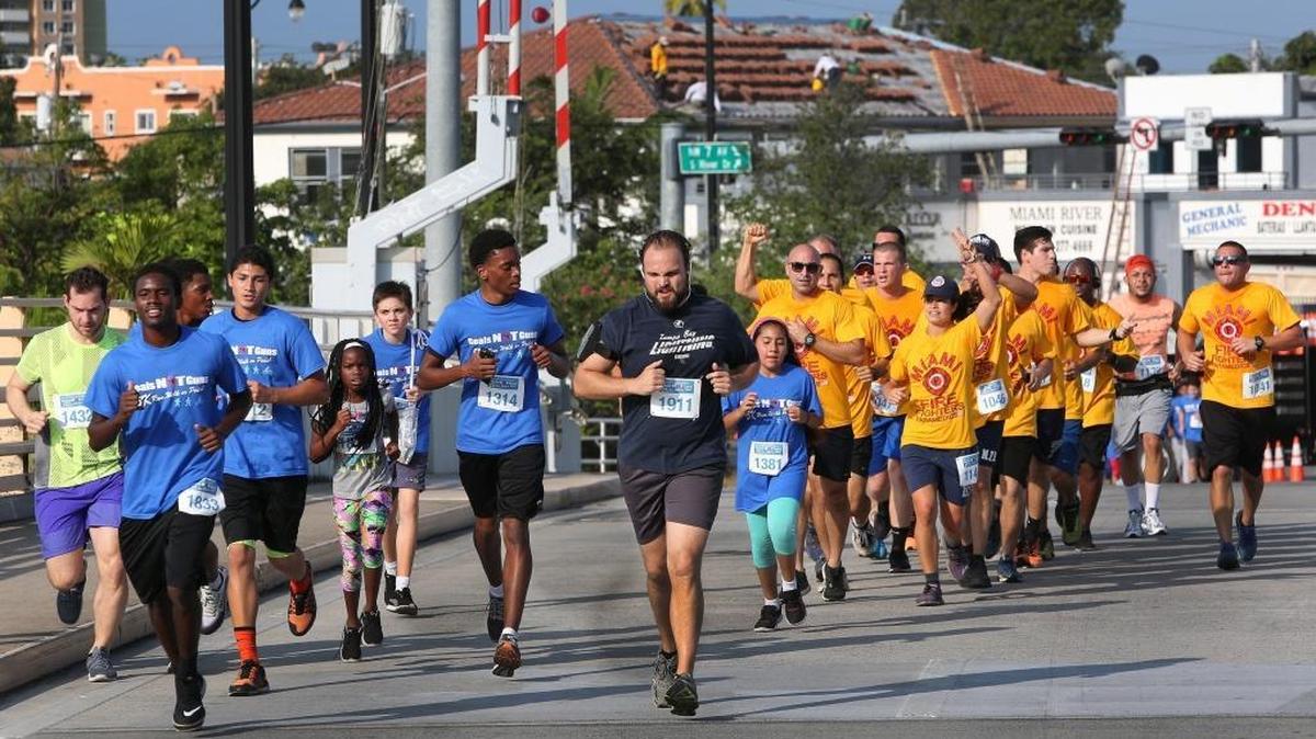El sábado 14 de mayo, más de 1,000 personas participaron en una caminata de 5 kilómetros en contra de la violencia y el uso de las armas, convocada por el Comisionado de la Ciudad de Miami Frank Carollo.