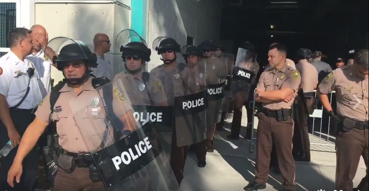 Policías con equipo antimotines entran al Hard Rock Stadium antes del partido de fútbol El Clásico el 30 de julio.