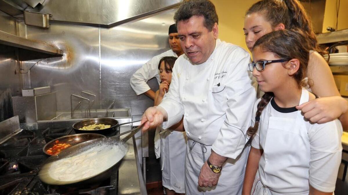 El Chef Gaetano Ascione enseña a las hermanas Frías como cocinar gnocchis en salsa de crema.