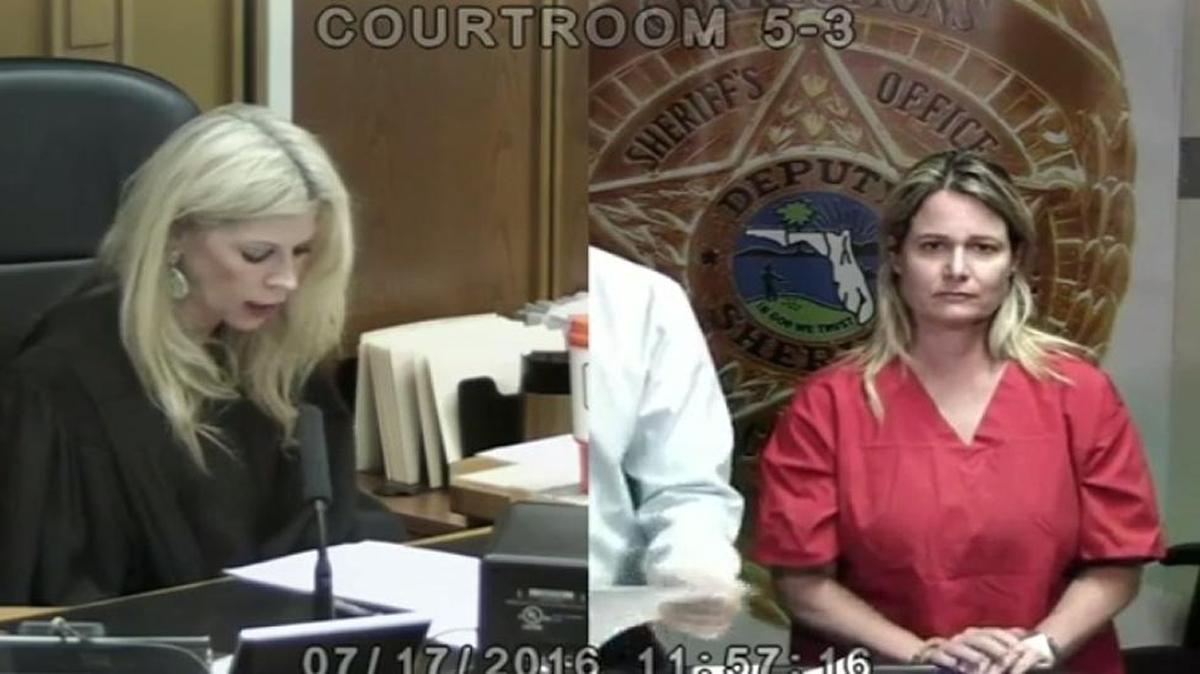 Evelyn Fernández comparece el domingo ante una jueza condal durante una audiencia preliminar por el caso en su contra.