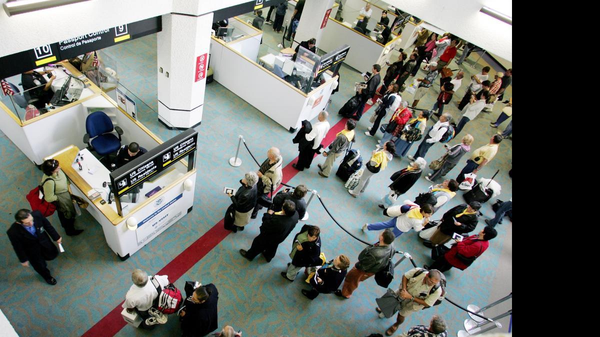 
Las líneas de control de pasaporte en el Aeropuerto Internacional de Miami (MIA) siempre están llenas de visitantes de todas partes. A finales de mayo  inmigración detuvo a una pareja brasilera sospechosa de pertenecer a un negocio de prostitución. 
.

