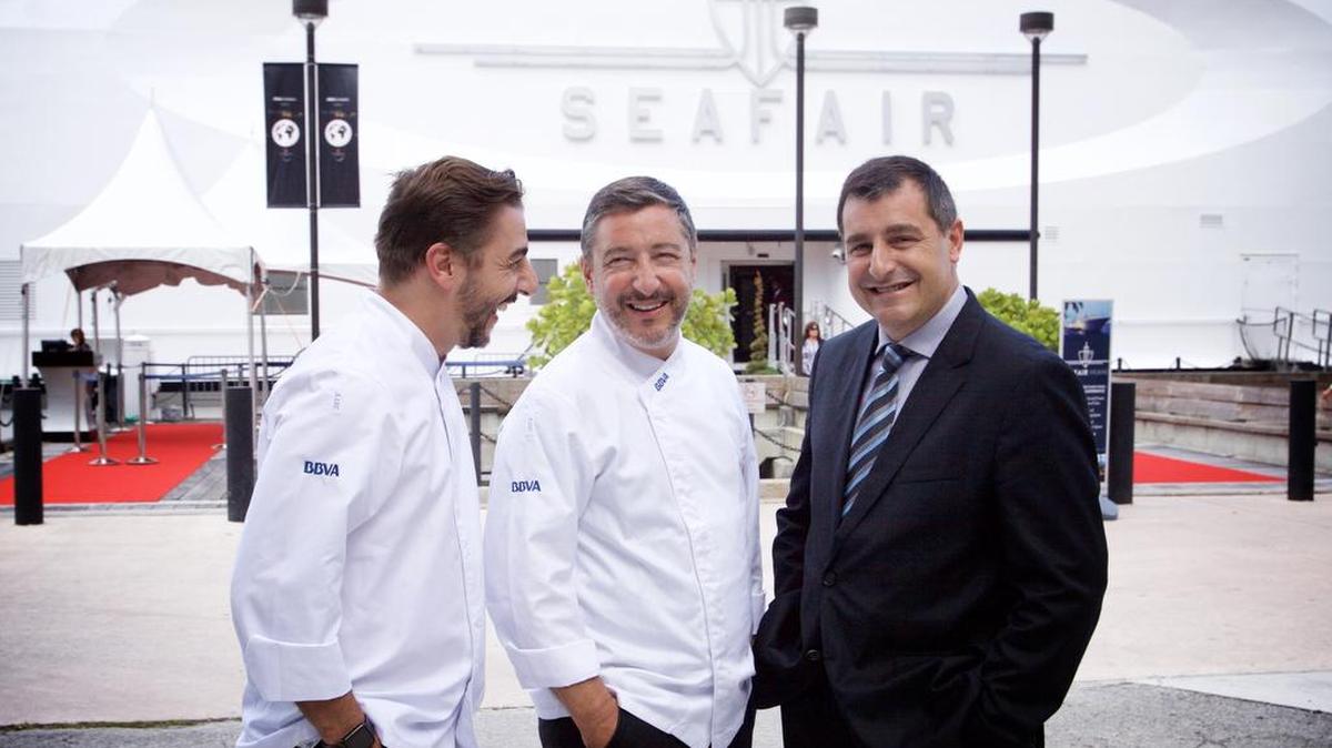 
Los hermanos Jordi, Joan y Josep Roca en el downtown de Miami, frente al yate SeaFair donde se hicieron las cenas.
