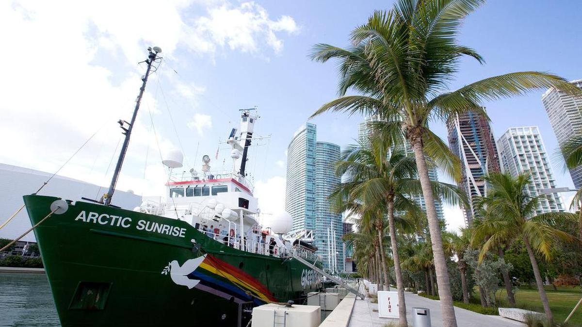 Fotografía cedida por Greenpeace del barco Arctic Sunrise a su llegada el martes 7 de noviembre de 2017, a Miami, Florida.