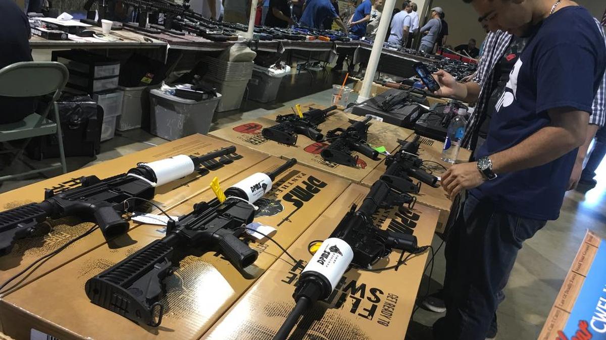 A la Florida Gun Shows de Miami han acudido en masa aficionados y curiosos de todas la edades que se mezclan en este rebosante mercadillo de armas.